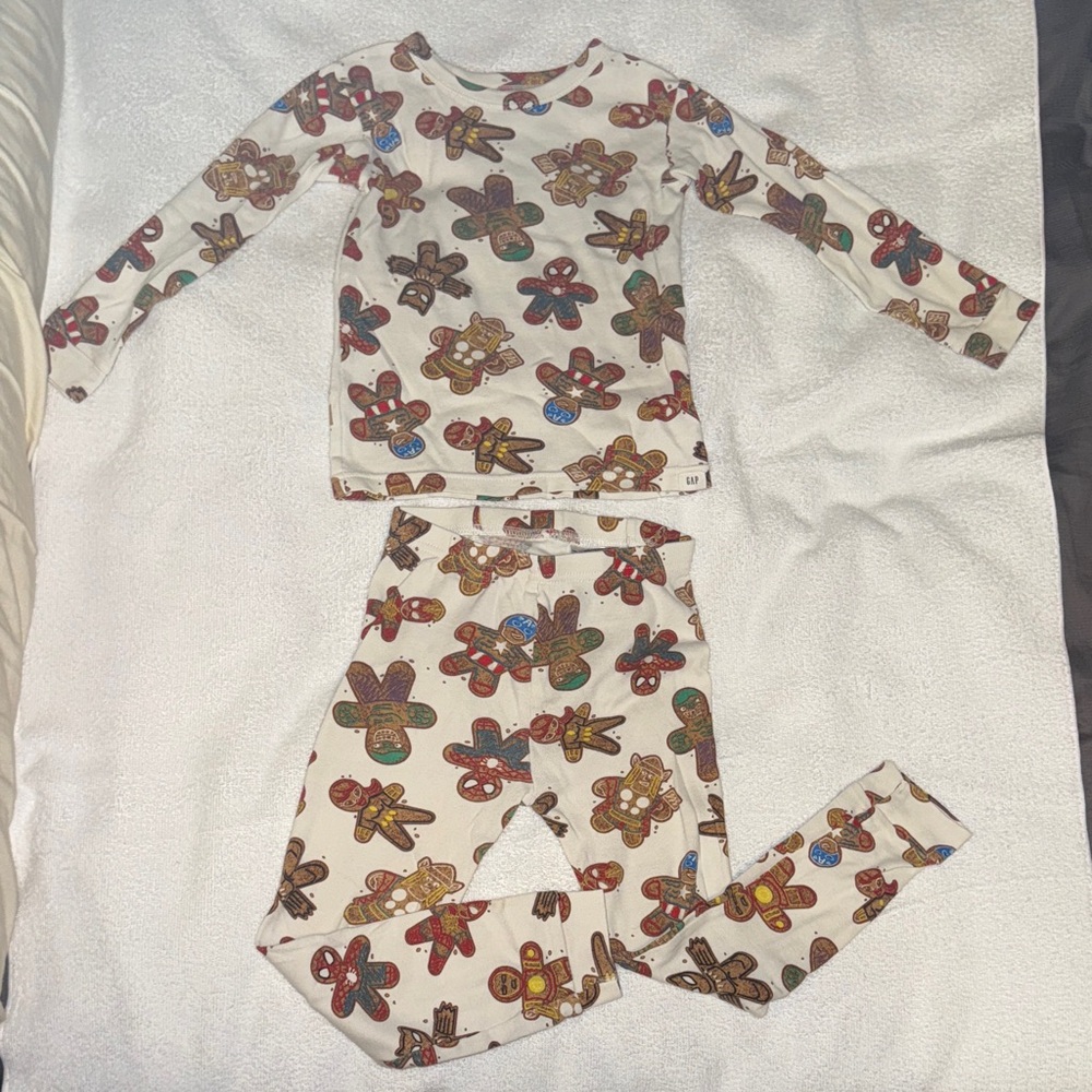 GAP Kids Marvel Gingerbread Print Pajama Set - Multicolor